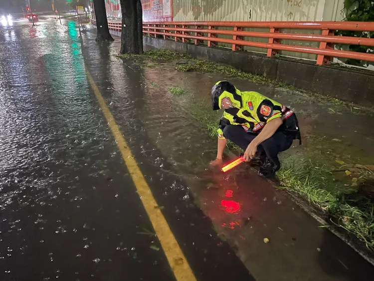 員警颱風夜冒雨清水溝，引起網友討論。民眾提供