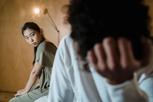 妻好心收留閨蜜！夫偷吃後「1原因」後悔了：以為天上掉下禮物