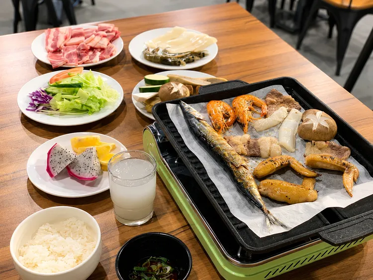 「雙人一泊二食漫遊」專案提供BBQ燒烤晚餐，不論是家人或是三五好友，均能輕鬆展開一場遠離城市喧囂，體驗最輕奢愜意的露營假期。桃禧飯店集團提供