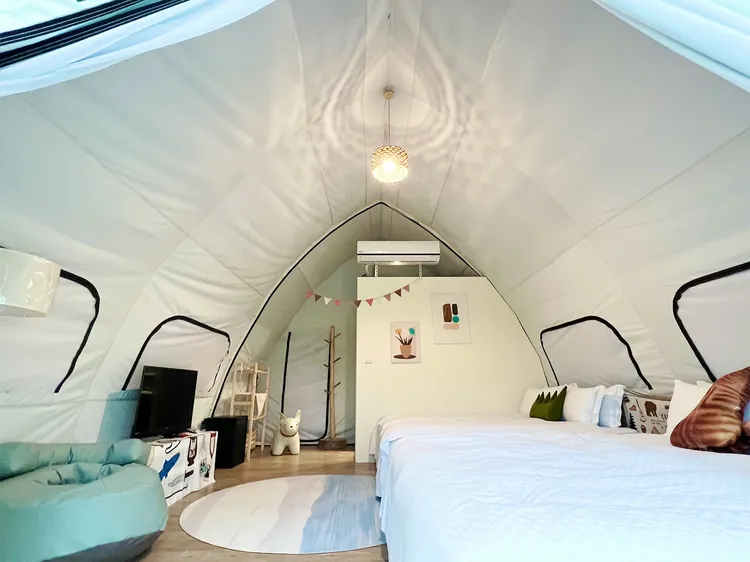 另一種房型則為「桃禧屋型帳」屋型帳篷，最低每晚每帳7,000元，同樣具有獨立衛浴，及MINI BAR，鄰近園內野餐高地並富有植栽景觀，讓旅人體驗宛若世外桃源氛圍。桃禧飯店集團提供