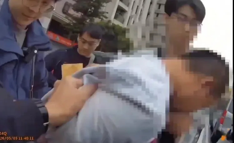 警方逮捕車手，查扣詐欺現金等贓證物。翻攝畫面