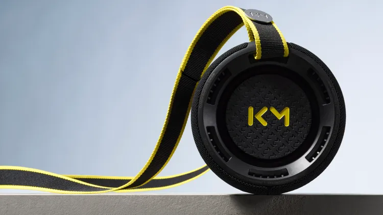 具備IPX6防水防塵等級的We. HEAR pro x Kylian Mbappé搭配可調式肩背帶，能適應各種旅行以及日常使用環境。LOEWE提供