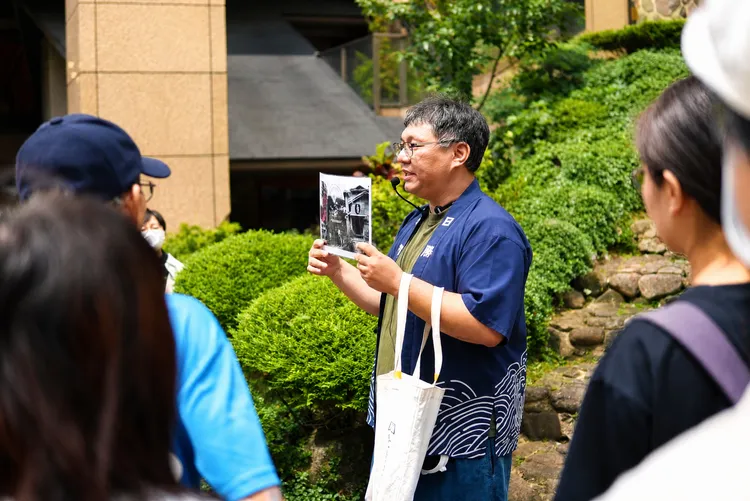 透過與北投說書人文史走讀，串聯地方志工、社區夥伴及學校師生，共同探索天狗庵百年歷史，深化北投土地的情感連結。日勝生加賀屋提供