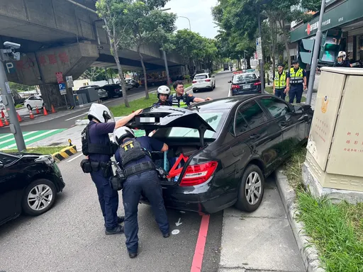 通緝犯毒駕懸掛報廢牌拒檢狂飆　自撞電桿還大喊「救命」