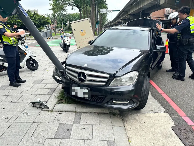 嫌犯開車自撞路邊電桿。翻攝畫面