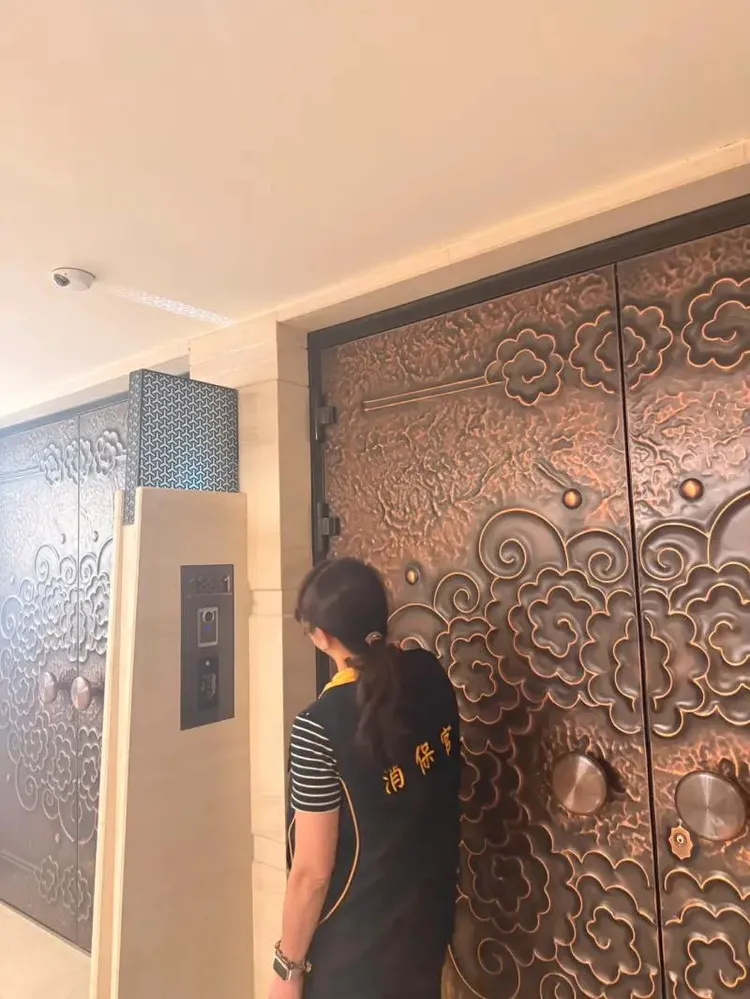 北市消保官會同商業處，前往合宜家居股份有限公司登記地址辦理聯合稽查，現場大門深鎖、無人應答。北市法務局提供