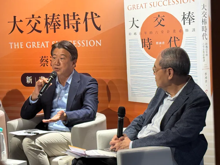 台灣董事學會發起人蔡鴻青（左）、研華科技（2395）董事長劉克振（右）。呂承哲攝