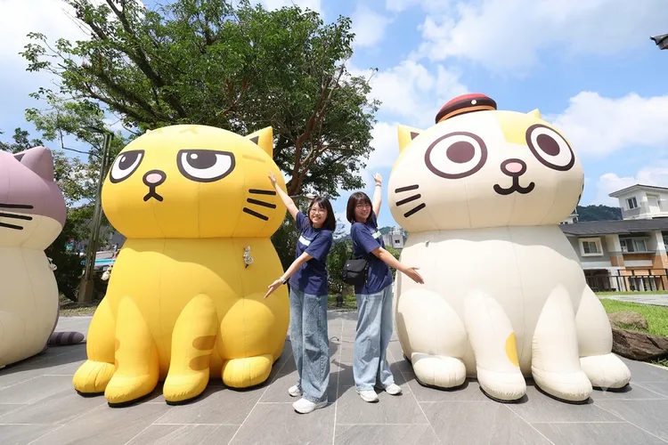 搭台灣好行關子嶺線，索取票根與嶺頂公園的黃阿瑪來張合照上傳，就有機會抽溫泉券。西拉雅風管處提供