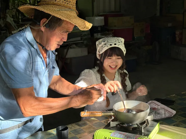 跟著職人體驗手作行程，看看百年柴燒龍眼乾製程，相當有趣。西拉雅風管處提供