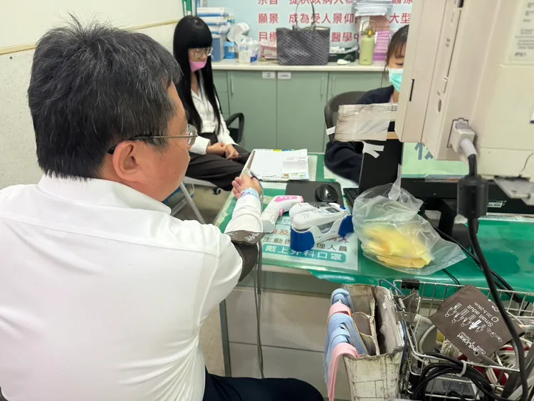 矢板明夫就醫。施志昌提供