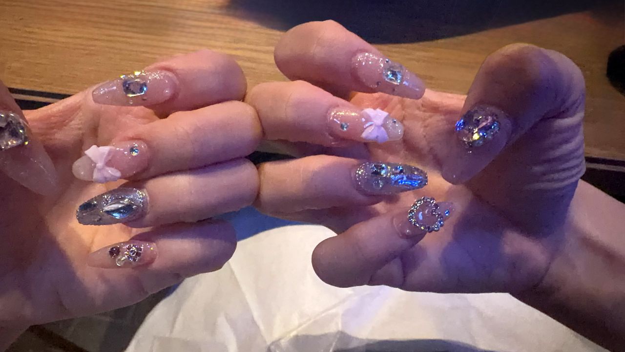空著雙手「自拍美甲」怎麼辦到的? 女偶像奇招揭密吸千萬流量