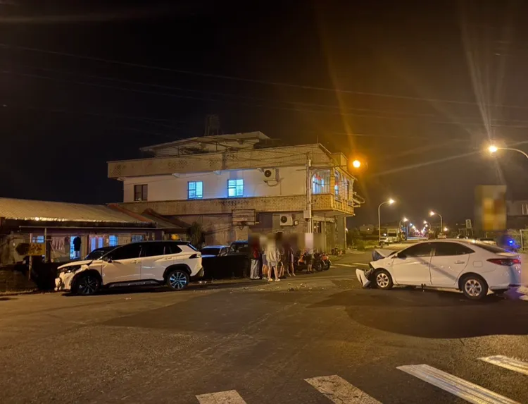 2車意外發生碰撞，造成車輛出現嚴重損毀。翻攝照片