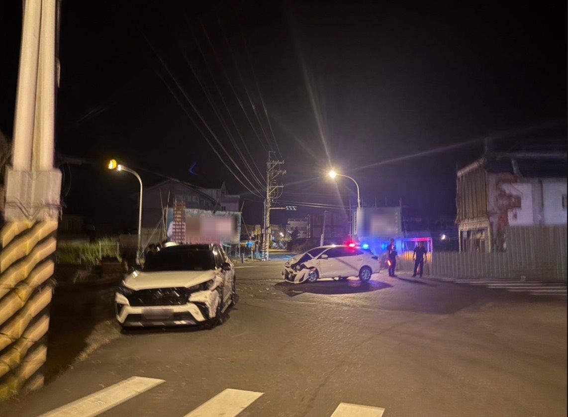 宜蘭冬山深夜車禍!2車路口碰撞釀4傷 監視器畫面曝光