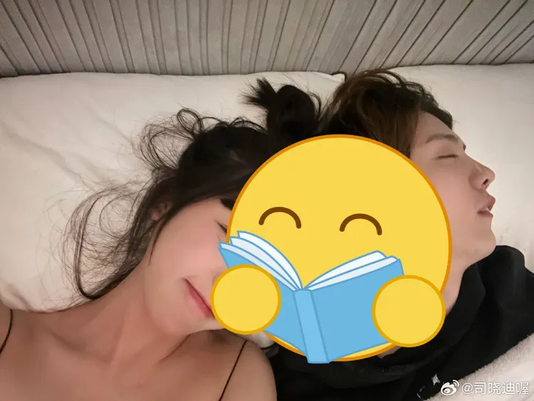 司曉迪PO床照，男方疑為鹿晗。翻攝司曉迪微博