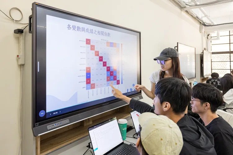 東海大學AI NB電腦教室導入ViewBoard互動顯示器，學生可分組檢視資料圖表、即時討論分析結果，讓AI協作學習更貼近課堂情境。ViewSonic提供