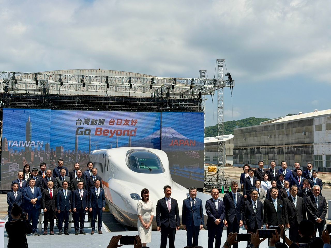 高鐵新車N700ST出廠!安倍昭惠等逾200人迎接 高雄今起點燈預備