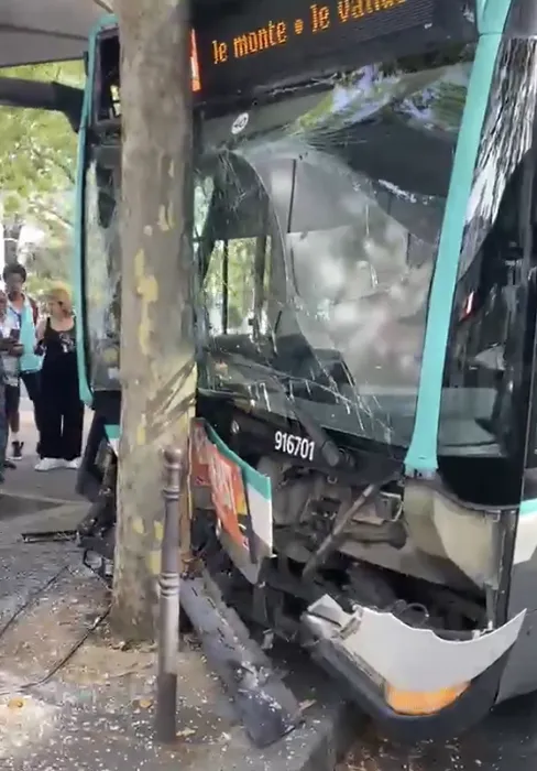 巴黎公車司機中暑，撞上人行道。翻攝X