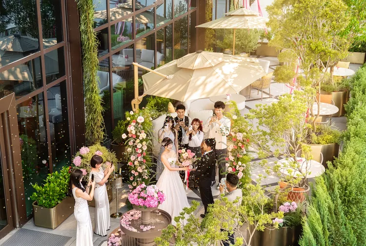 島語台中洲際店首度打造戶外用餐區「森之島」以開拓婚宴市場。漢來美食提供