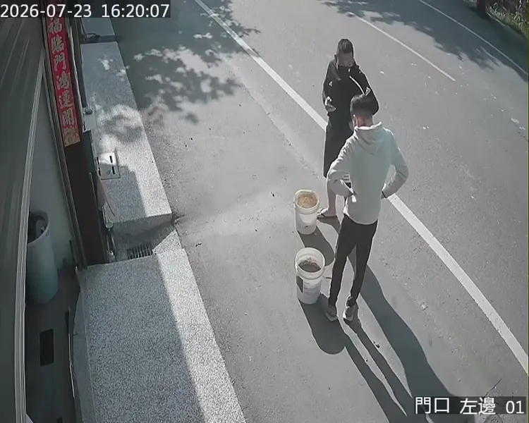 2名男子各提1桶豬糞下車，隨後朝林斯明住處潑灑。民眾提供