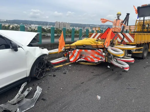 國道輔助駕駛又出包　保時捷「凱燕」撞緩撞車！車頭全毀