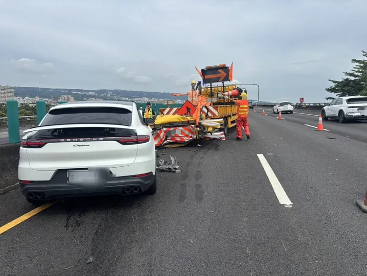保時捷休旅車追撞緩撞車，初步研判是駕駛使用輔助駕駛系統，未注意車前狀況。民眾提供