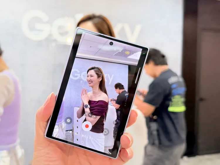 Galaxy Z Fold8後置採用廣角與超廣角雙鏡頭配置，未搭載獨立望遠鏡頭，影像規格並非主打重點，更著重閱讀、影音娛樂與多工使用體驗。趙筱文攝