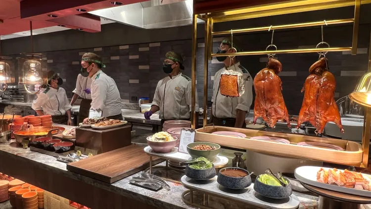 島語台中店整合集團旗下22個餐飲品牌的特色料理。鮮明攝