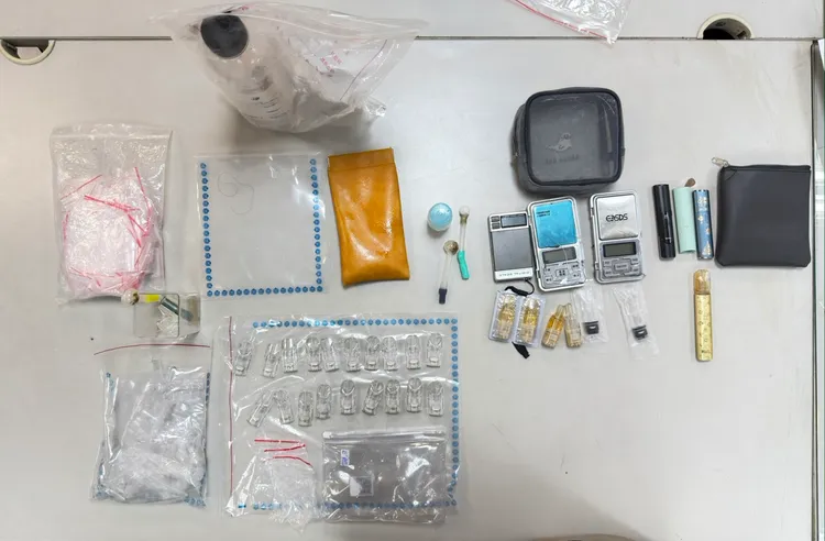 唐姓詐團主嫌等人企圖將毒品往一樓空地丟棄滅證，警方發現後查扣包括有依托咪酯菸彈等各式毒品、電子秤、夾鏈袋等贓證物。翻攝畫面