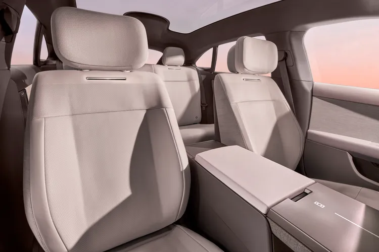 Range Rover GT車室內裝運用細膩的工藝實現極致的寧靜氛圍，融合隱藏式科技、以及觸感絕佳的全新精品級材質。原廠照片