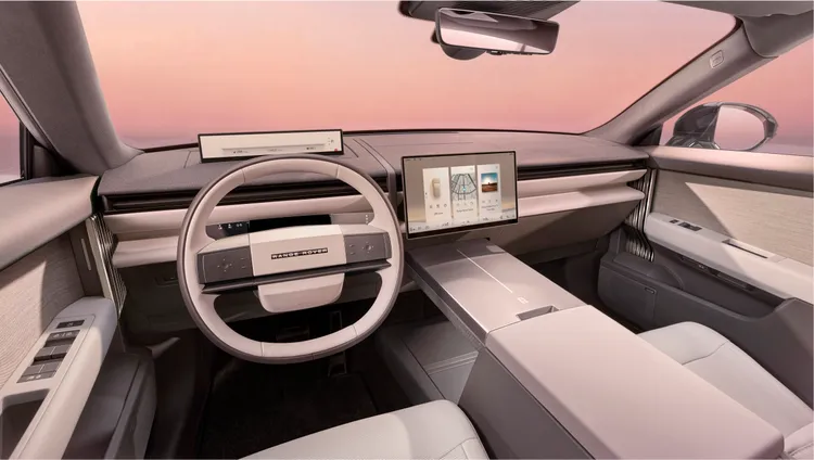 Range Rover GT採用全新單一中控螢幕設計，搭配駕駛資訊顯示幕取代傳統的儀錶配 置，同時透過橫貫整個座艙的隱藏式空調出風口，勾勒出俐落的水平視覺線條。原廠照片