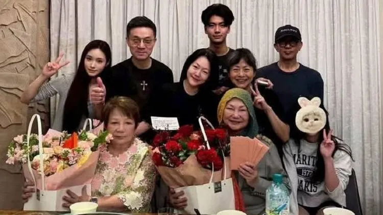 去年母親節，小S婆婆（前排左起）、S媽、小S二女兒Lily（後排左起）、許雅鈞、小S、大姊徐熙嫻、具俊曄等家人聚會，當時大S過世百日，具俊曄完全沒笑容。翻攝S媽臉書