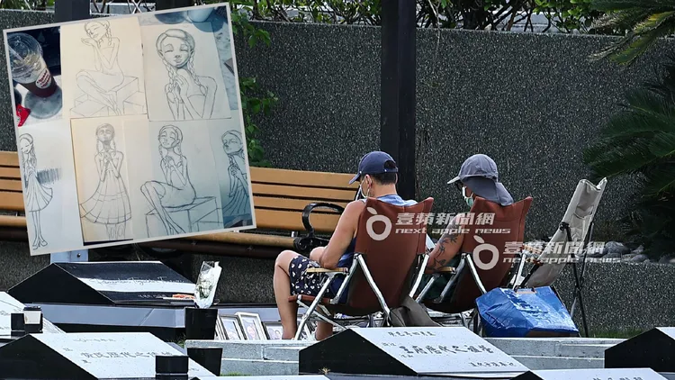 具俊曄去年守在大S墓前繪畫設計雕像，好友Michael靜靜陪伴他。資料照片