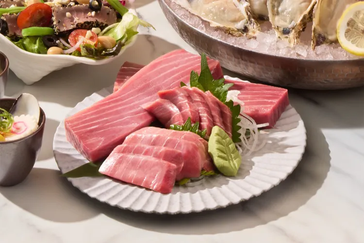 「黑鮪魚生魚片」在探索廚房與十二廚皆可以品嚐得到。寒舍集團提供