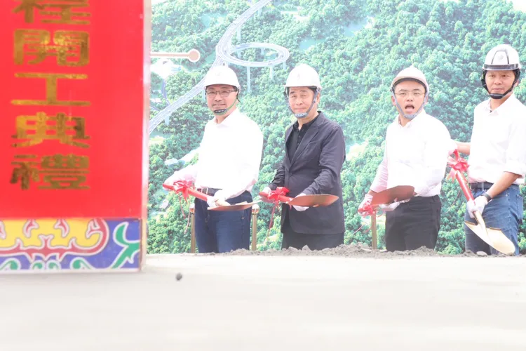 行政院長卓榮泰、新北市長侯友宜(左一)主持市道105線高架環橋動土典禮，與副市長朱惕之(右一)共同執鏟奠基。工務局提供