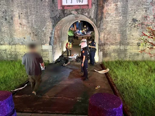 穿越時空？青少年騎微電車衝入恆春古城南門圓環　駕駛左腳骨