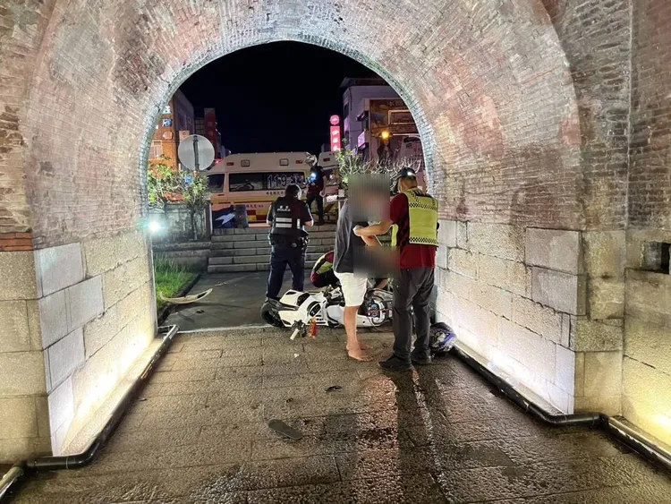 17歲陳男騎微電車衝入恆春古城南門圓環，造成自己左腳骨折。翻攝畫面