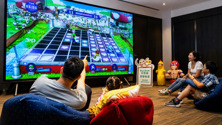 台北萬豪「卡丁樂遊島」住房專案，LED大螢幕Switch電玩區。業者提供
