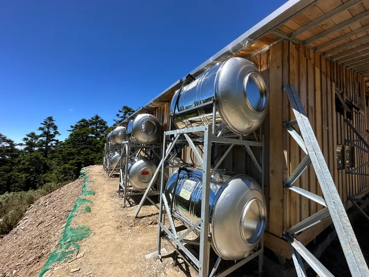 山屋採用太陽能與風力綠能發電儲電系統。太管處提供