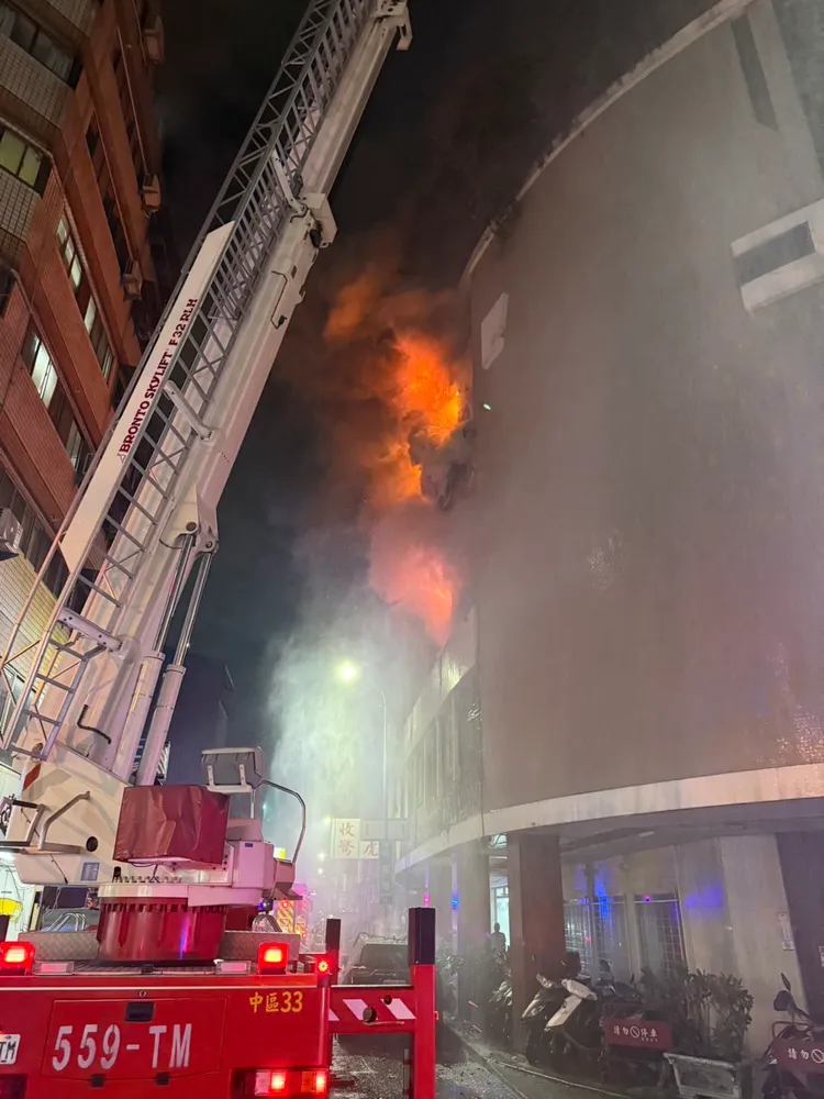 飯店創辦人蕭家5口及1名看護在頂樓求救。民眾提供