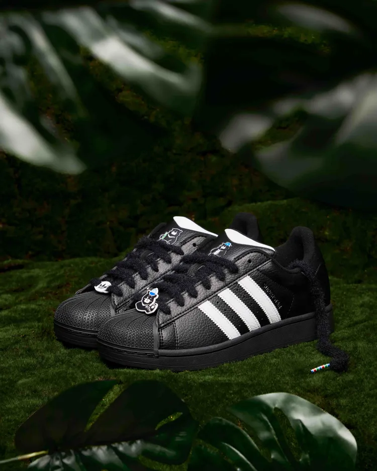 adidas Originals城市限定黑熊系列SUPERSTAR II鞋款，3890元。品牌提供