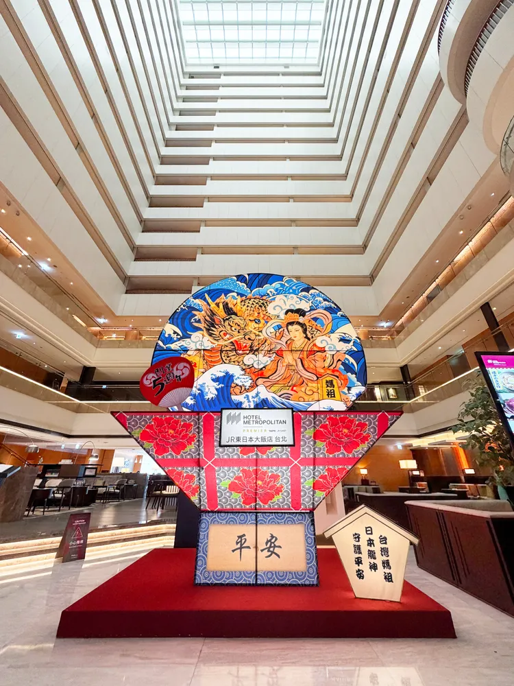 JR東日本大飯店台北開幕五週年，將日本東北三大祭典：青森睡魔祭、秋田竿燈祭及仙台七夕祭搬進館內，打造沉浸式節慶裝置。JR東日本大飯店台北提供