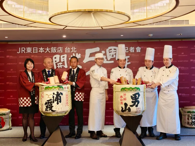 JR東日本大飯店台北開幕五週年以傳統日本鏡開儀式象徵幸福開啟分享喜悅。JR東日本大飯店台北提供
