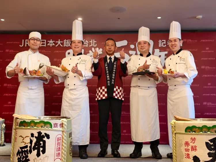 JR東日本大飯店台北開幕五週年準備系列優惠及美食活動, 左起HAYASE日本料理主廚郡司行雄、凱華樓中華料理楊德興主廚、總支配人山本寬鉑麗安全日餐廳陳永儒主廚、點心房主廚黃伯欽。JR東日本大飯店台北提供