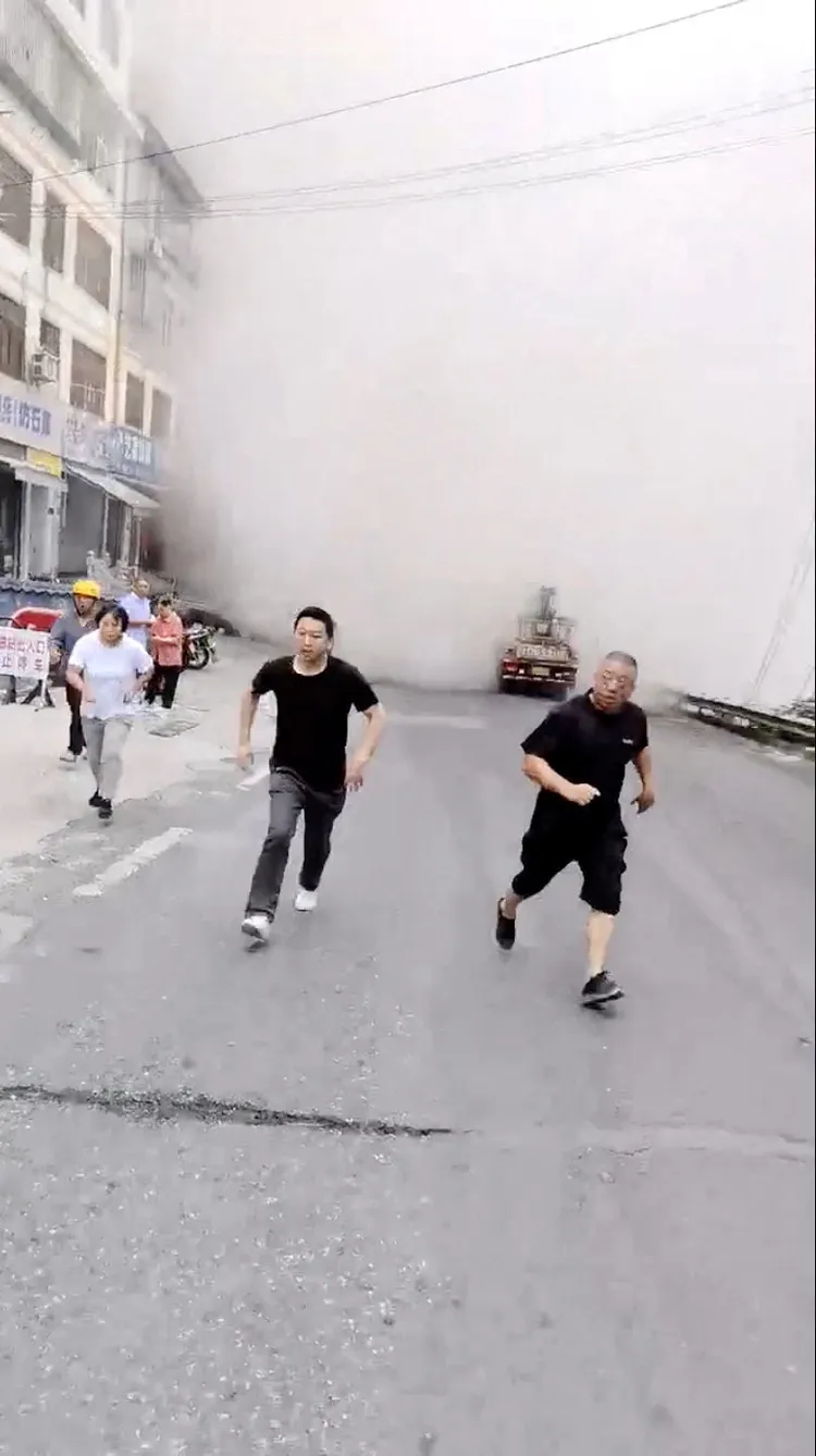 民眾驚慌逃難。路透