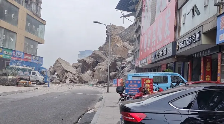 行車紀錄器拍到的山崩景象。路透