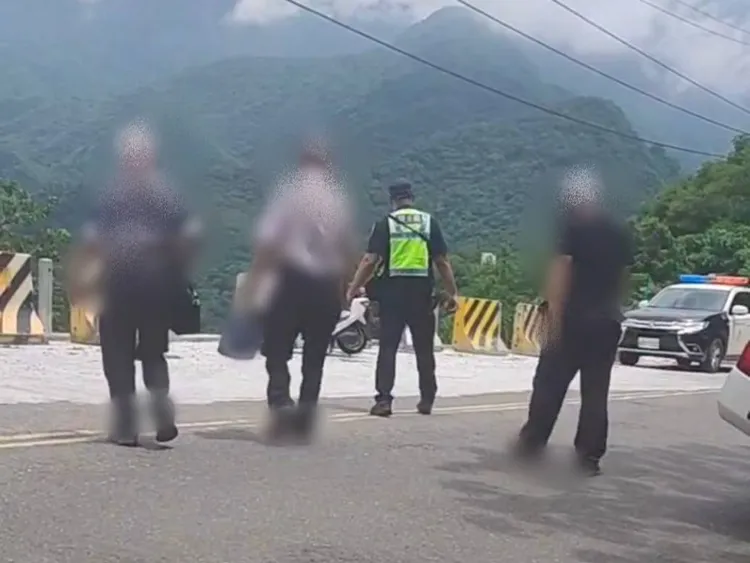警方調派警車將2名長者接駁送至新威客運站牌候車。翻攝畫面