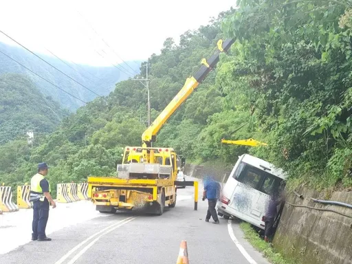 客運卡茂林山路水溝！六龜警緊急救援2高齡長者乘客  2小時內恢復通車