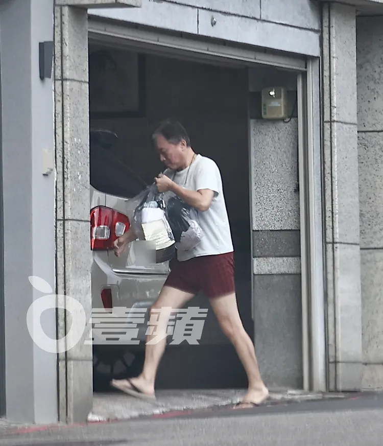 下午3點半，穿四角褲的孫鵬打開車庫門整理愛車。特勤中心攝