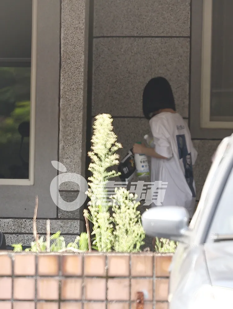 短髮妹神情自在，拿著餅乾鮮奶熟門熟路地進出孫家。特勤中心攝