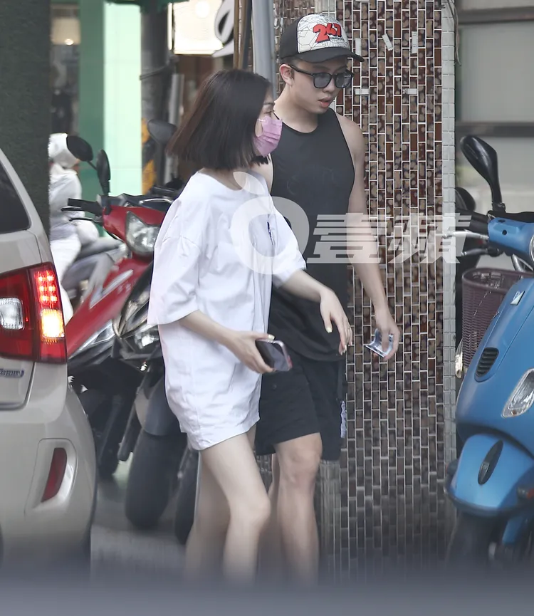 孫安佐（右）手拿千元大鈔，與女友前往全聯。特勤中心攝